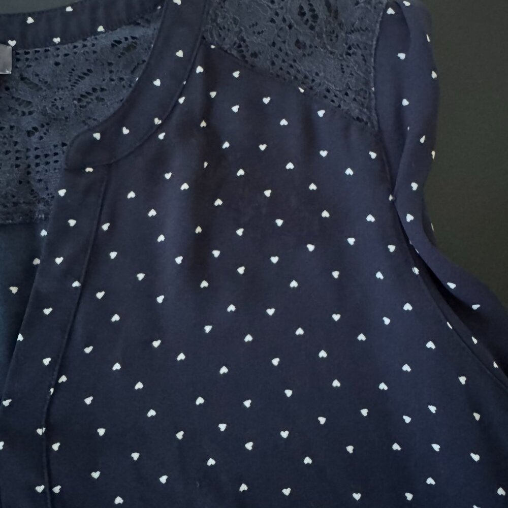 🔥 4 for $20 DEAL 🔥Van Heusen Navy Heart Print Lace Shoulder Blouse (M) - Picture 3 of 5